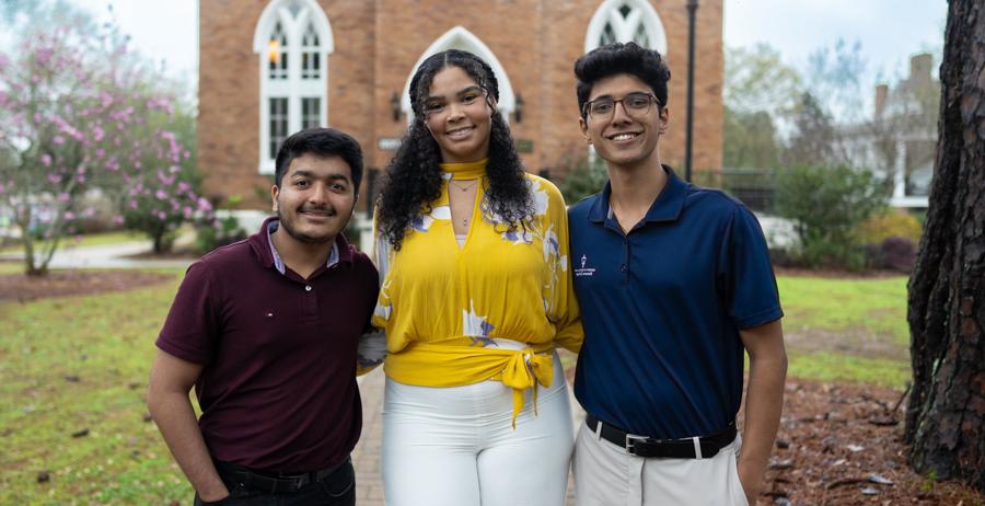 三名十大玩彩信誉平台荣誉学院的学生, from left, Suhas Patil, Kaitlyn Riggins and Dev Mehta, recently took third, 在阿拉巴马科学学院会议的研究海报竞赛中获得第二名和第一名.